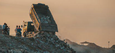 危險廢物非法傾倒屢禁不止的背后是什么作祟？又該如何解決？